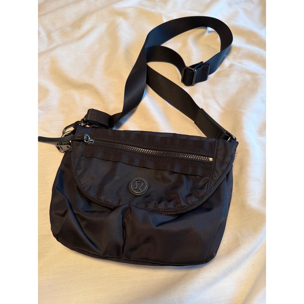 Lululemon Festival Bag Women OS Black Excellent Nylon Crossbody Messenger